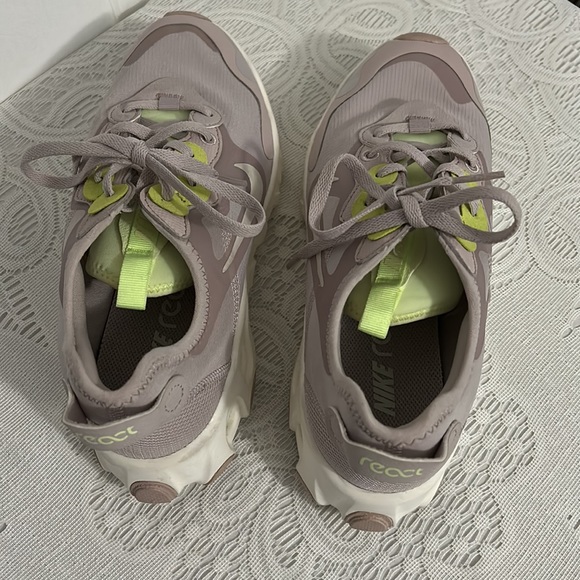 React Nike Woman Sneakers. - Picture 6 of 7
